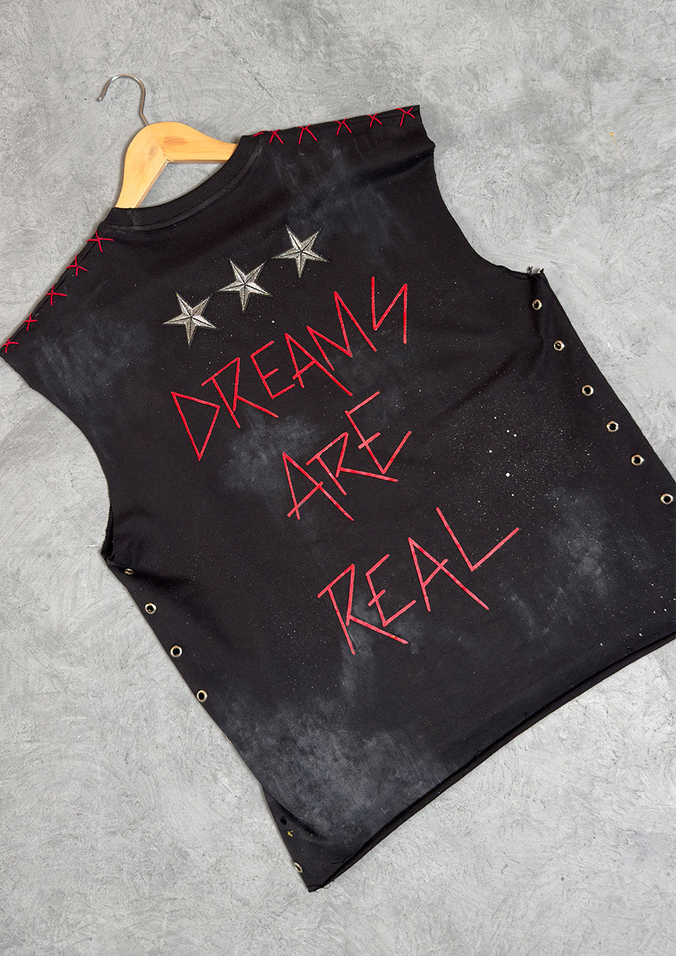 ‘PUNKS DON’T DIE’ V2