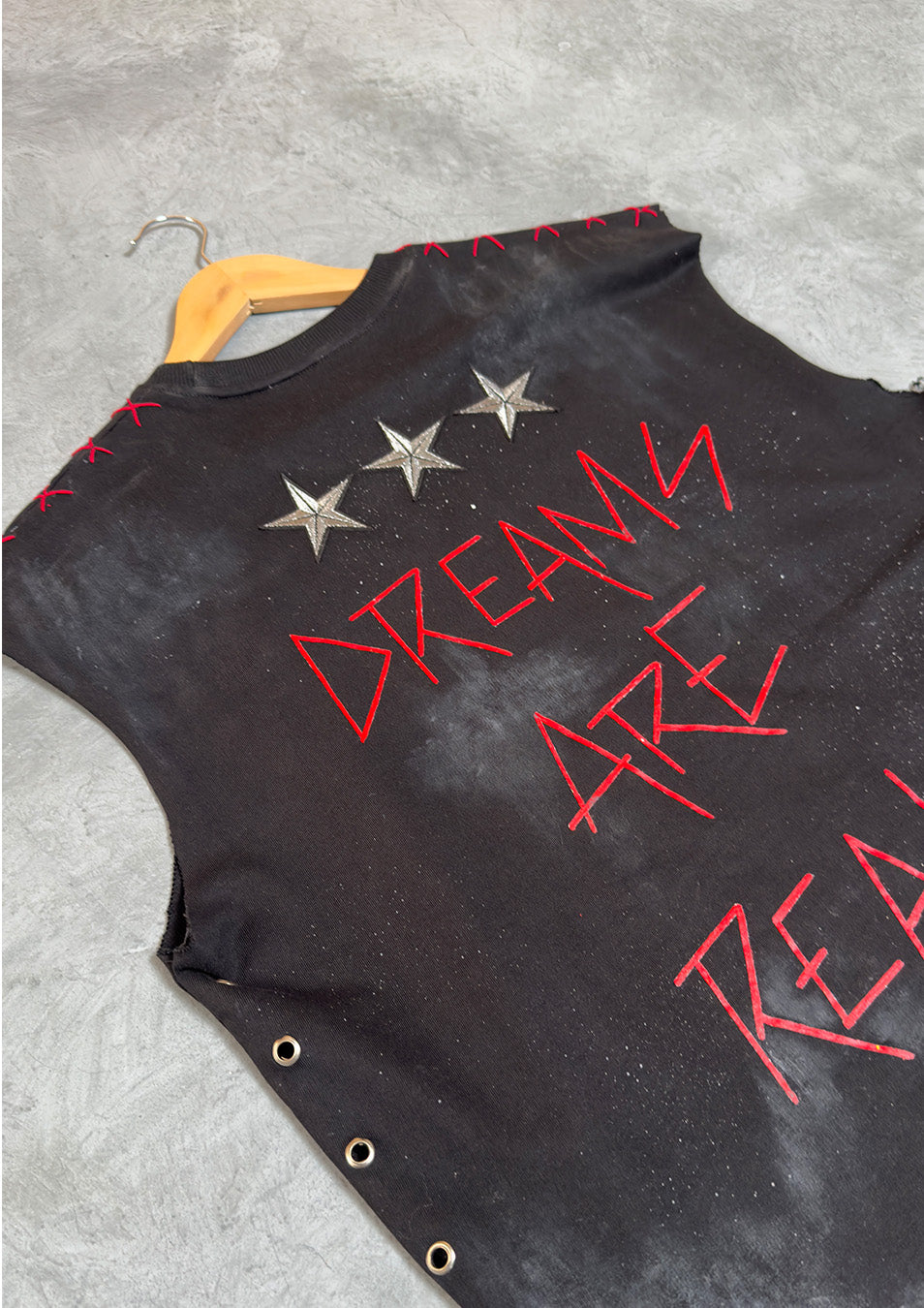 ‘PUNKS DON’T DIE’ V2